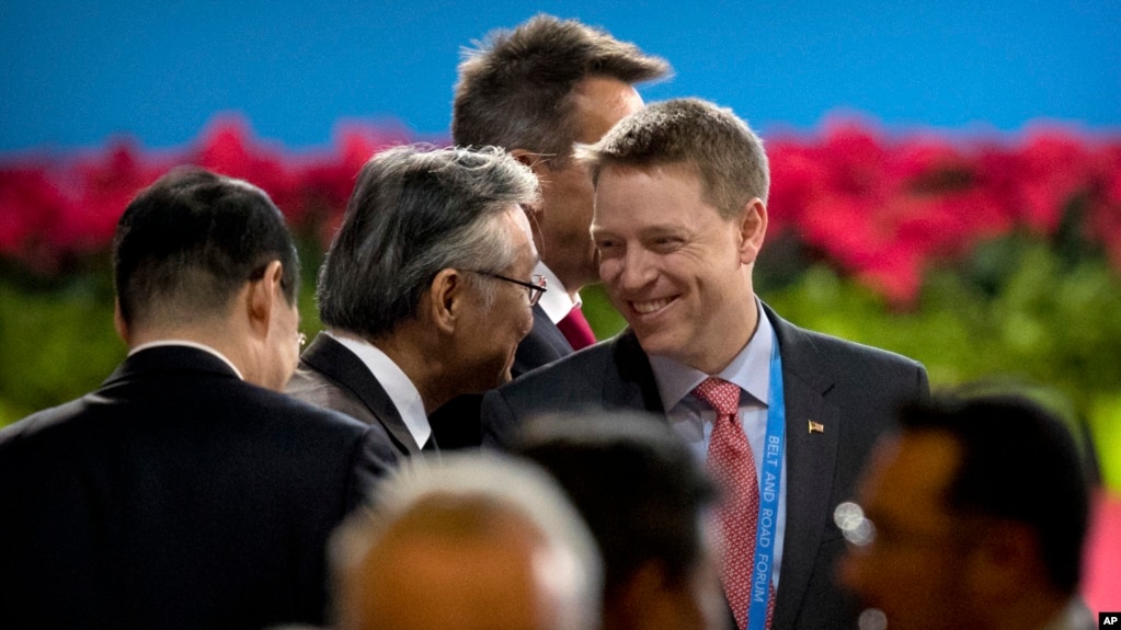 美国总统特朗普特别助理、国家安全委员会东亚事务高级主任博明（右中）抵达中国国家会议中心参加一带一路论坛开幕式（2017年5月14日）。(photo:VOA)
