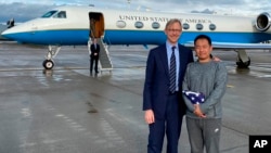 نماینده ویژه آمریکا در امور ایران بعد از آزادی ژیو وانگ در زوریخ سوئیس با او دیدار کرد. 