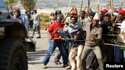 25일 남아프리카공화국 요하네스버그 북서부 칼튼빌에서 시위중인 광부들.