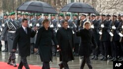 La chancelière allemande Angela Merkel, deuxième à gauche, reçoit le président de l'Egypte, Mohammed Morsi, deuxième à droite, à la chancellerie à Berlin, Allemagne, 30 janvier 2013.
