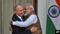 资料照：俄罗斯总统普京与印度总理莫迪拥抱（2018年10月5日）