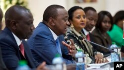 Rais wa Kenya Uhuru Kenyatta katika mkutano na baraza lake la mawaziri alipokutana na rais Obama.