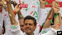 ທ່ານ Enrique Pena Nieto ຜູ້ສະໝັກເລືອກຕັ້ງຈາກພັກ PRI ໃນມື້ສຸດທ້າຍຂອງການໂຄສະນາຫາສຽງເລືອກຕັ້ງ ປະທານາທິບໍດີເມັກຊິໂກ, ວັນທີ 27 ມິຖຸນາ 2012.