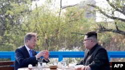 Kim Jong Un (direita) e Moon Jae-in, líder da Coreia do Sul, Panmunjom, 27 de Abril, 2018. 