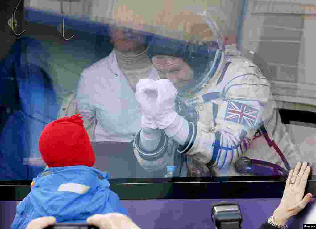 Phi hành gia người Anh Tim Peake, thành viên của phi hành đoàn lên Trạm Không gian Quốc tế (ISS), vẫy chào con từ xe buýt trước khi phi thuyền Soyuz TMA-19M &nbsp;phóng từ Trung tâm vũ trụ Baikonur của Nga thuê lại ở Kazakhstan.