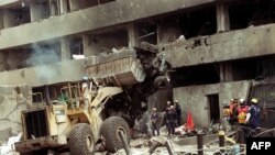 Scène dans les rues après l'attentat à Nairobi, le 8 août 1998.