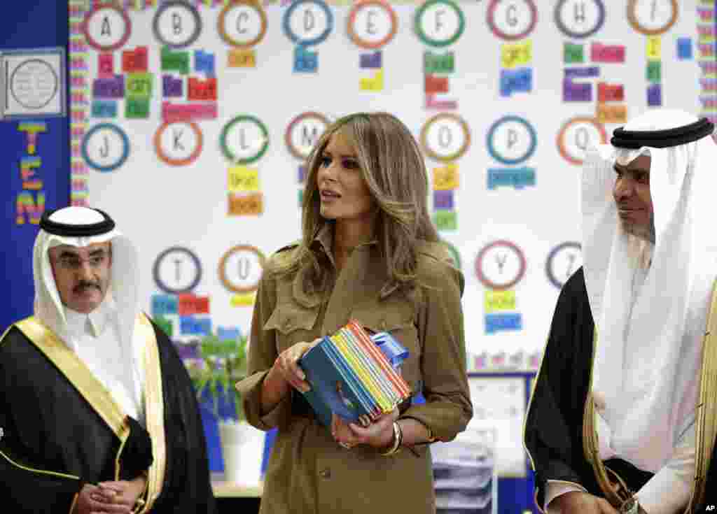 &nbsp;ملانیا ترامپ به همراه وزیر آموزش عربستان در مدرسه بین المللی آمریکاییان در ریاض کتاب توزیع می کند.