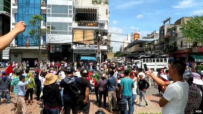 Quang cảnh biểu tình trước chợ Hàn, Đà Nẵng.