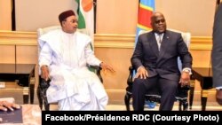 Président Mahamadou Issoufou ya Niger (G) na masolo na mokoni wa ye ya RDC Félix Tshisekedi na Palais ya Nation, Kinshasa, RDC, 6 septembre 2019. 