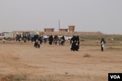 As women and children continue to evacuate Baghuz, aid organizations say they are increasingly coming out injured, sick or dying. Pictured near Baghuz on Feb. 26, 2019. (H.Murdock/VOA)
