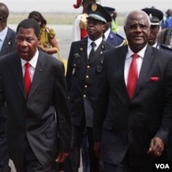 Presiden Benin Boni Yayi (kiri) dan Presiden Sierra Leone Ernest Bai Koroma tiba di bandara Abidjan, 3 Januari 2011.