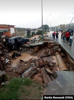 De fortes pluies ont touché certains quartiers d'Abidjan, entraînant des décès, le 19 juin 2018. (VOA/Narita Namasté)