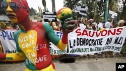 Malians in Ivory Coast protest homeland coup during emergency ECOWAS meeting, Abidjan, March 27, 2012.