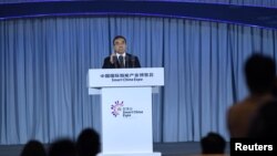華為董事長梁華2018年8月23日在重慶的智博會上講話。 （資料照片）