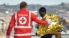 Un membre de la Croix-rouge accueille un migrant à Pozzallo, Italie, le 8 novembre 2017.
