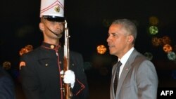 El presidente Barack Obama camina frente a un guardia de honor a su llegada al aeropuerto de Tocumen en Ciudad de Panamá, el jueves por la noche.