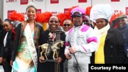 Dominique de BELLAIGUE, Président LeTROT, M. Amadou SAMBA KANE, Directeur Général Loterie Nationale Sénégal et Président de l’ALA Dieyna VALERA, Miss Union Africaine 2015 félicitent Franck Nivard, vainqueur du Grand Prix d'Afrique 2015.