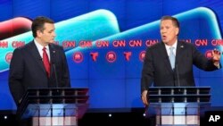 지난 2월 미국 텍사스주 휴스턴에서 열린 공화당 대선 경선 토론회에서 테드 크루즈 후보(왼쪽)가 존 케이식 후보의 발언을 듣고 있다. (자료사진)