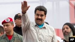 Maduro saluda a sus seguidores durante una mitin antiimperialista en el palacio de Miraflores.
