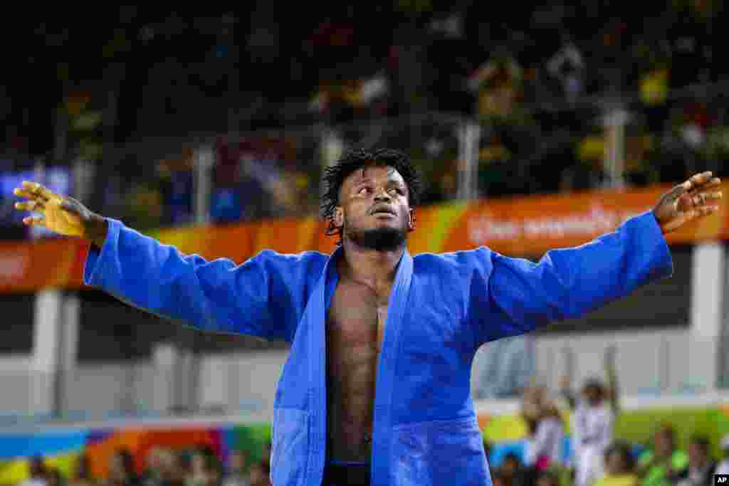 Popole Misenga, originaire de RDC et membre de l&#39;équipe des réfugiés, célèbre sa victoire contre un judoka indien dans la catégorie des moins de 90 kg à Rio de Janeiro, Brésil, le 10 août 2016.
