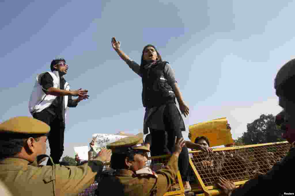 جس میدان میں بھی عورتیں ذمہ داری اور فرائض کے ساتھ کام کریں گی اس میں ترقی کئی گنا بڑھ جائے گی
