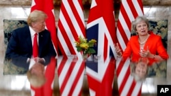 El presidente de EE.UU., Donald Trump, y la primera ministra de Gran Bretaña, durante su reunión en Chequers, en Buckinghamshire, Inglaterra, el viernes, 13 de julio de 2018.