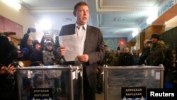 ທ່ານ Alexander Zakharchenko ຜູ້ນຳຫົວແບ່ງແຍກ ຖືບັດເລືອກຕັ້ງ ກ່ອນຈະປ່ອນບັດ ທີ່ເມືອງ Donetsk ໃນພາກຕາເວັນອອກຢູເຄຣນ ວັນທີ 2 ພະຈິກ 2014. 