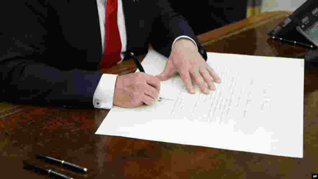 20 января вскоре после инаугурации Дональд Трамп подписал первый указ, в котором поручил федеральным ведомствам ослабить ограничения, связанные с масштабной реформой здравоохранения, предпринятой бывшим президентом Бараком Обамой. Это является началом процесса отмены так называемого Obamacare– для полной его отмены потребуется голосование в Конгрессе США.