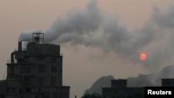 Các nhà máy quanh Hà Nội là một trong những nguồn ô nhiễm không khí chính (ảnh tư liệu, 2009)