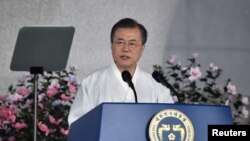 韩国总统文在寅身着韩服在首尔举行的光复节74周年庆祝仪式上讲话。（2019年8月15日）