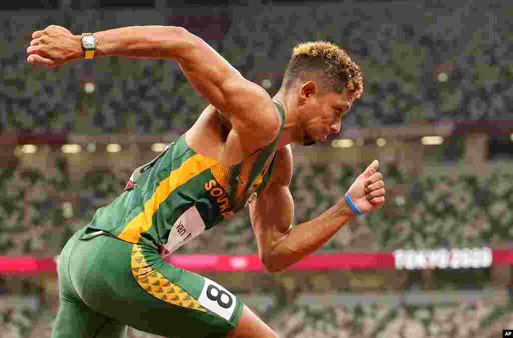 Wayde Van Niekerk, da África do Sul no aquecimento dos 400 metros dos Jogos Olímpicos 2020. 2 de Agosto 2021, Tóquio, Japão. (AP Photo/Martin Meissner)