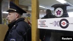 Policías son vistos dentro de la oficina de la estación de radio rusa Ekho Moskvy, después de que un intruso atacara a la presentadora Tatyana Felgengauer en Moscú, el lunes, 23 de octubre de 2017. 