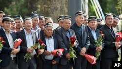 우즈베키스탄 국민들이 카리모프 대통령의 운구행렬을 지켜보고 있다. 