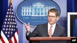 Phát ngôn viên Jay Carney nói nếu chế độ Assad tiếp tục không khoan nhượng thì cộng đồng quốc tế sẽ phải thừa nhận thất bại và việc chuyển tiếp chính trị là chuyện cấp bách cần tới ở Syria.
