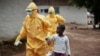 Criança é levada a hospital por suspeita de Ebola na Libéria em Setembro de 2014