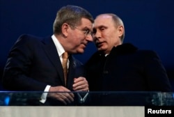Chủ tịch Ủy ban Olympic Quốc tế Thomas Bach của Đức nói chuyện với Tổng thống Nga Putin trong lễ khai mạc