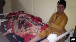 Beberapa anak Afghanistan yang terluka akibat ledakan di Yahya Khel, Paktika dirawat di rumah sakit setempat Minggu (23/11).