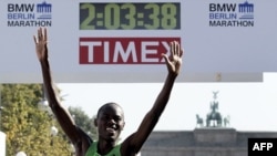 Vận động viên Kenya Patrick Makau về nhất cuộc đua marathon ở Berlin, lập kỷ lục chạy 42,2 cây số trong 2 tiếng, 3 phút, 38 giây