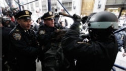 پلیس نیویورک معترضین را دستگیر می کند