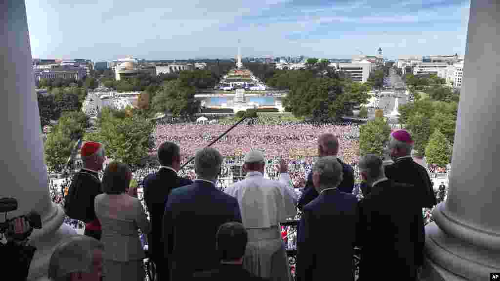 Le pape&nbsp;​François, accompagné des membres du Congrès, salue la foule depuis un balcon du Capitole après son discours, Washington, 24 septembre 2015.