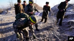 12일 병력과 화기를 철수시키고 파괴 작업을 완료한 비무장지대 내 북한 감시초소(GP)를 방문한 한국군들이 현장검증 작업을 하고 있다. 