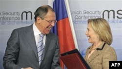 ABŞ Dövlət katibi Hİllari Klinton və Rusiya Xarici İşlər naziri Sergey Lavrov Münhen konfransında, 5 fevral 20110
