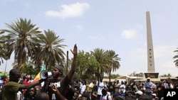 Le rappeur sénégalais Thiat s'adressant samedi à des manifestants à Dakar