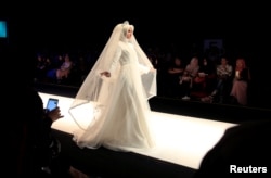 Seorang model memeragakan karya siswa, Lia Rahmawati, pada hari pertama Indonesia Muslim Fashion Festival di Jakarta, 19 April 2018.