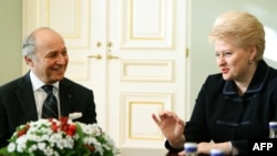 Presiden Lithuania Dalia Grybauskaite (kanan) berbicara dengan Menlu Perancis Laurent Fabius menjelang pembukaan KTT Uni Eropa di Vilnius (28/11). 