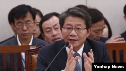 류길재 한국 통일부 장관이 24일 국회에서 열린 외교통일위원회 국정감사에서 의원들의 질의에 답변하고 있다. (자료사진)
