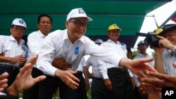 ທ່ານ Sam Rainsy ກໍາລັງຈັບມືກັບພວກສະໜັບສະໜຸນທ່ານ ໃນຂະນະຫາສຽງເລືອກຕັ້ງ ທີ່ແຂວງ Kampong Speu ພາກຕາເວັນຕົກຂອງກໍາປູເຈຍ ເມື່ອບໍ່ດົນມານີ້.