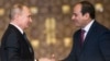 Vladimir Poutine, à gauche, et Abdel-Fattah El-Sissi,après une conférence de presse au Caire, en Egypte, le 11 décembre 2017. 