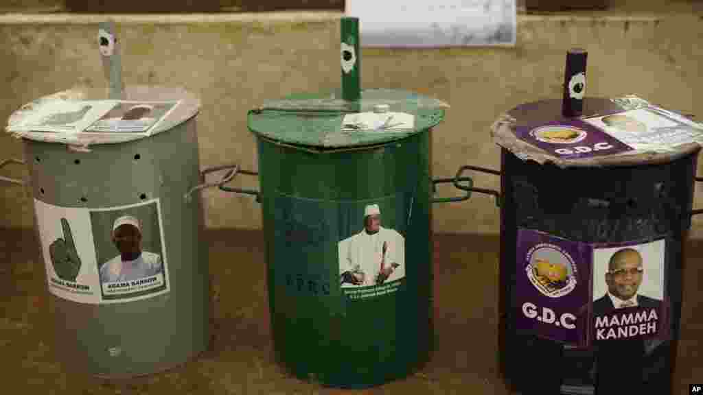 Des urnes dans un bureau de vote de Serrekunda, en Gambie, le 30 novembre 2016.