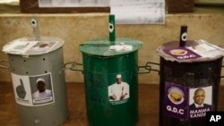 Trois urnes représentant les trois candidats en lice pour l’élection présidentielle : Adama Barrow, la coalition de l'opposition, le président sortant Yahya Jammeh et Mama Kandeh transfuge du parti au pouvoir, dans un bureau de vote à Serrekunda, en Gambie, mercredi 30 novembre 2016.